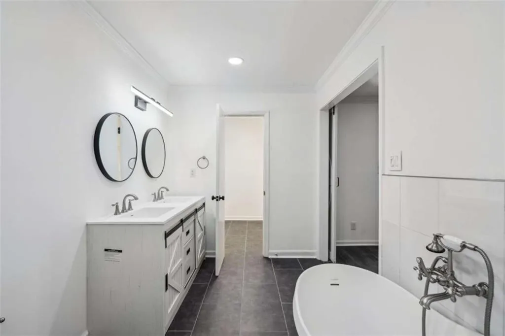 5490 Chemin De Vie, Sandy Springs, Georgia 30342, 3 Bedrooms Bedrooms, ,2 BathroomsBathrooms,Residential,For Sale,5490 Chemin De Vie,7592281