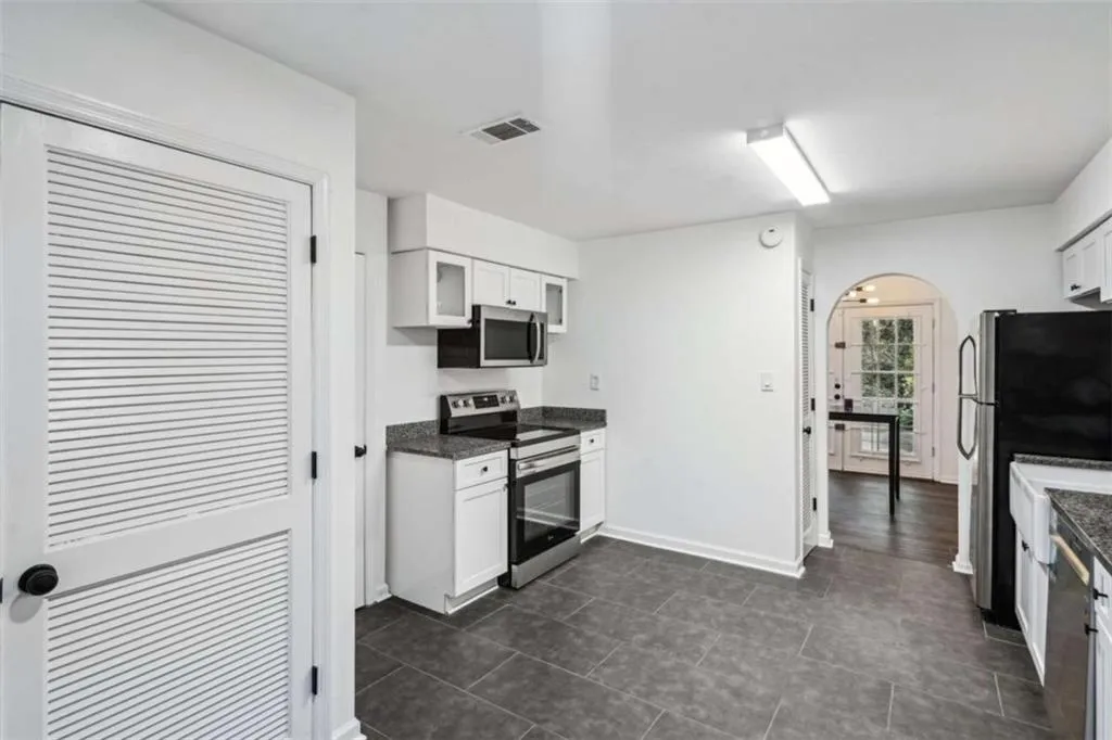 5490 Chemin De Vie, Sandy Springs, Georgia 30342, 3 Bedrooms Bedrooms, ,2 BathroomsBathrooms,Residential,For Sale,5490 Chemin De Vie,7592281
