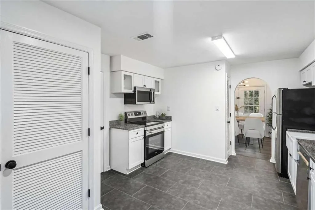 5490 Chemin De Vie, Sandy Springs, Georgia 30342, 3 Bedrooms Bedrooms, ,2 BathroomsBathrooms,Residential,For Sale,5490 Chemin De Vie,7592281