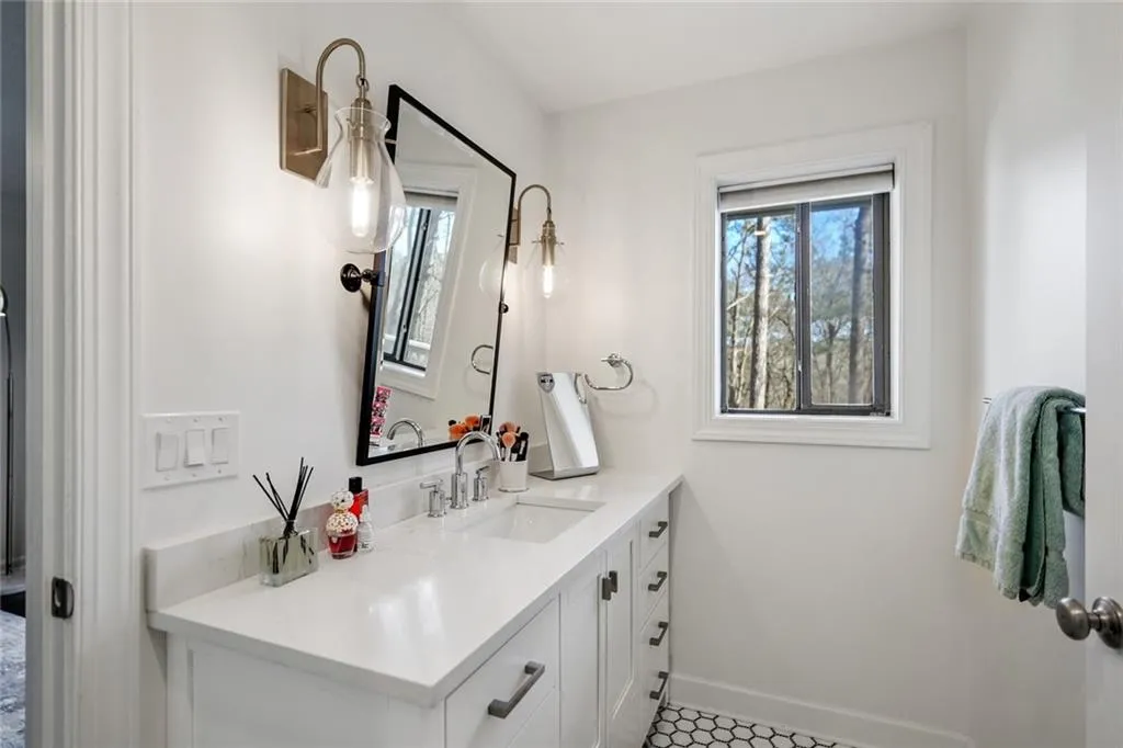 5045 Riverview Road, Atlanta, Georgia 30327, 5 Bedrooms Bedrooms, ,3 BathroomsBathrooms,Residential,Sold,5045 Riverview Road,7001720