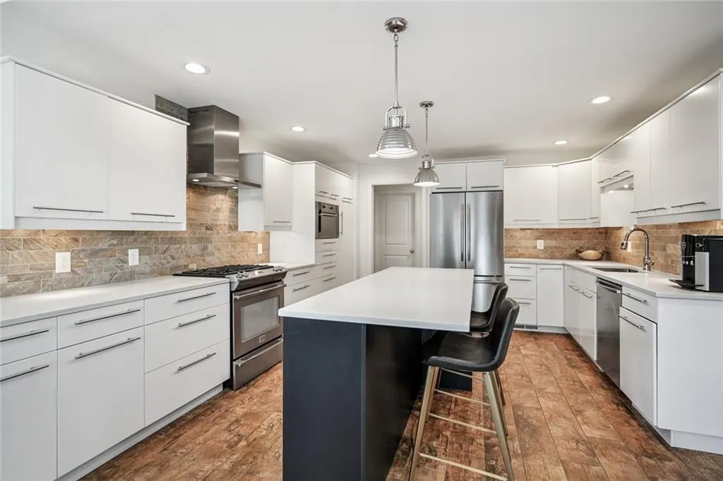 5045 Riverview Road, Atlanta, Georgia 30327, 5 Bedrooms Bedrooms, ,3 BathroomsBathrooms,Residential,Sold,5045 Riverview Road,7001720