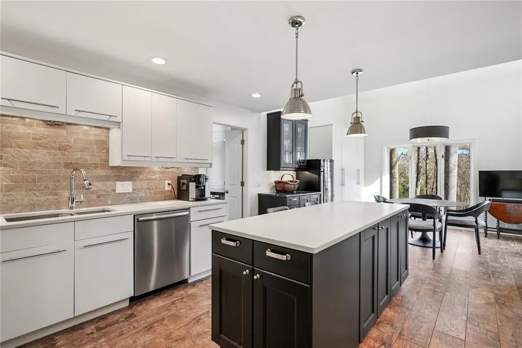 5045 Riverview Road, Atlanta, Georgia 30327, 5 Bedrooms Bedrooms, ,3 BathroomsBathrooms,Residential,Sold,5045 Riverview Road,7001720
