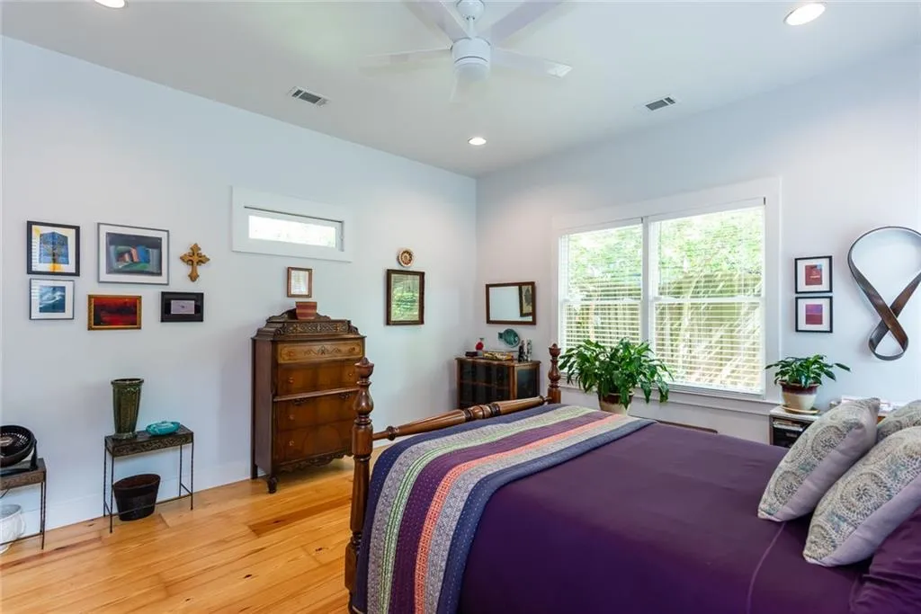 Second bedroom.