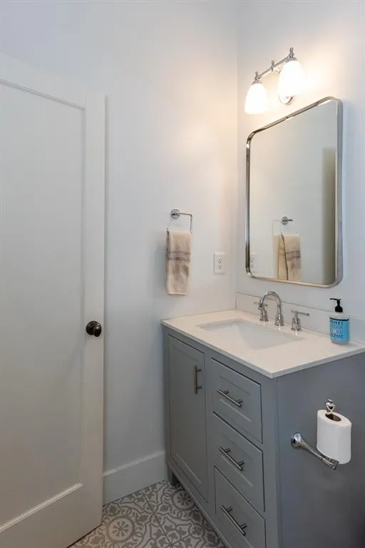 Full bathroom in the hallway.