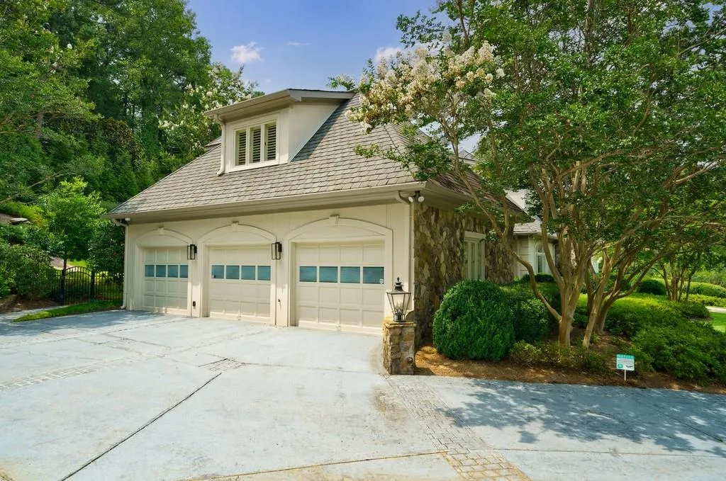 100 E Chambord Drive Nw, Atlanta, Georgia 30327, 5 Bedrooms Bedrooms, ,6 BathroomsBathrooms,Residential,Sold,100 E Chambord Drive Nw,7255430