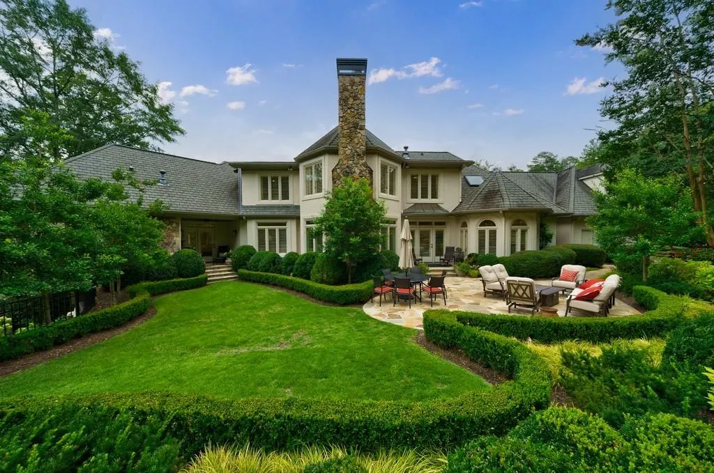 100 E Chambord Drive Nw, Atlanta, Georgia 30327, 5 Bedrooms Bedrooms, ,6 BathroomsBathrooms,Residential,Sold,100 E Chambord Drive Nw,7255430