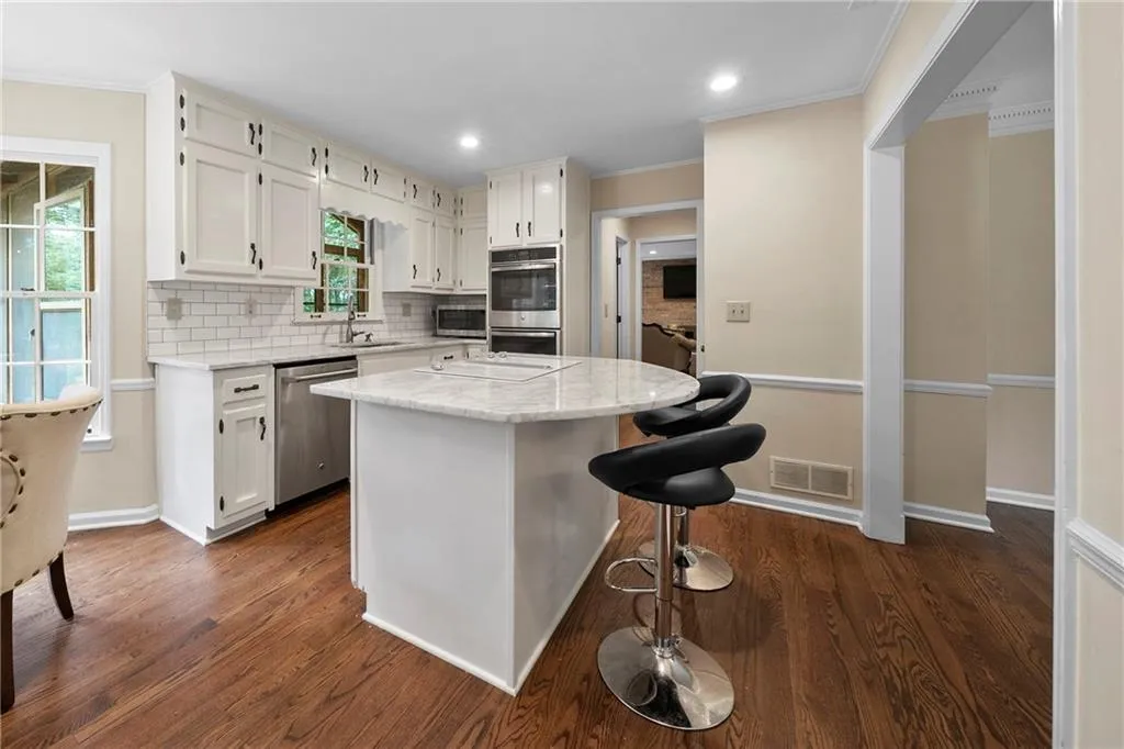 1640 Chevron Way, Sandy Springs, Georgia 30350, 4 Bedrooms Bedrooms, ,3 BathroomsBathrooms,Residential,Sold,1640 Chevron Way,6774319