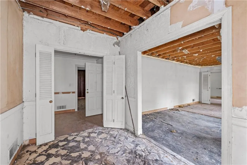 Front Foyer with high ceilings makes a great entrance
