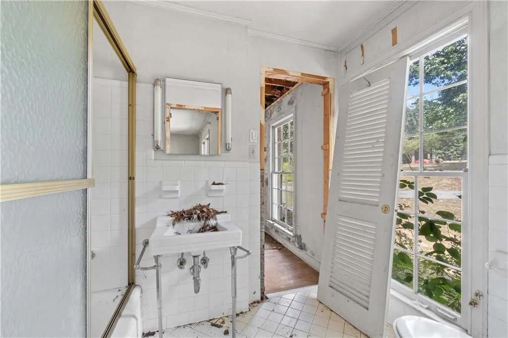 Jack n Jill Bathroom