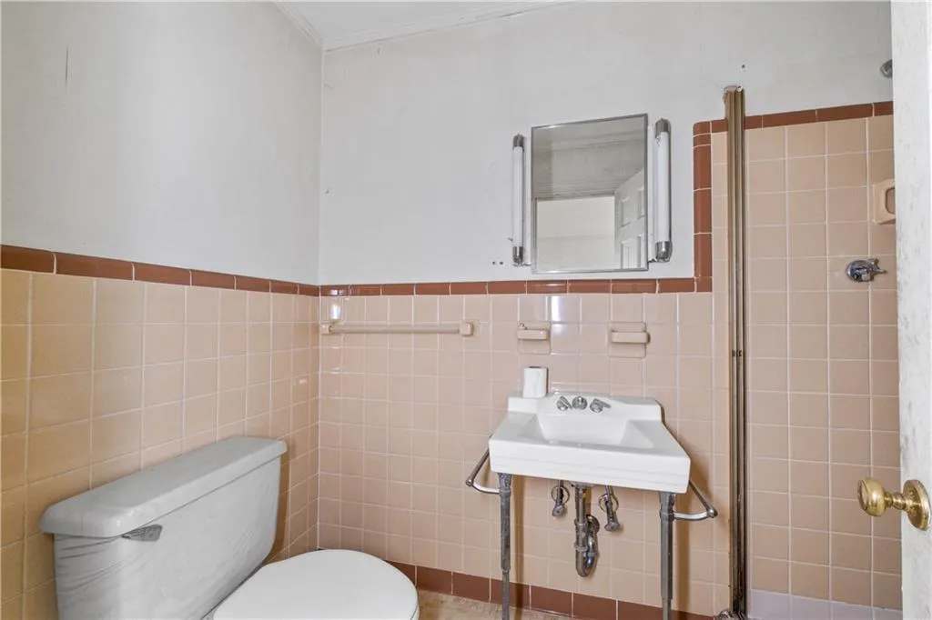 Ensuite Bathroom for 1 Bedroom on main