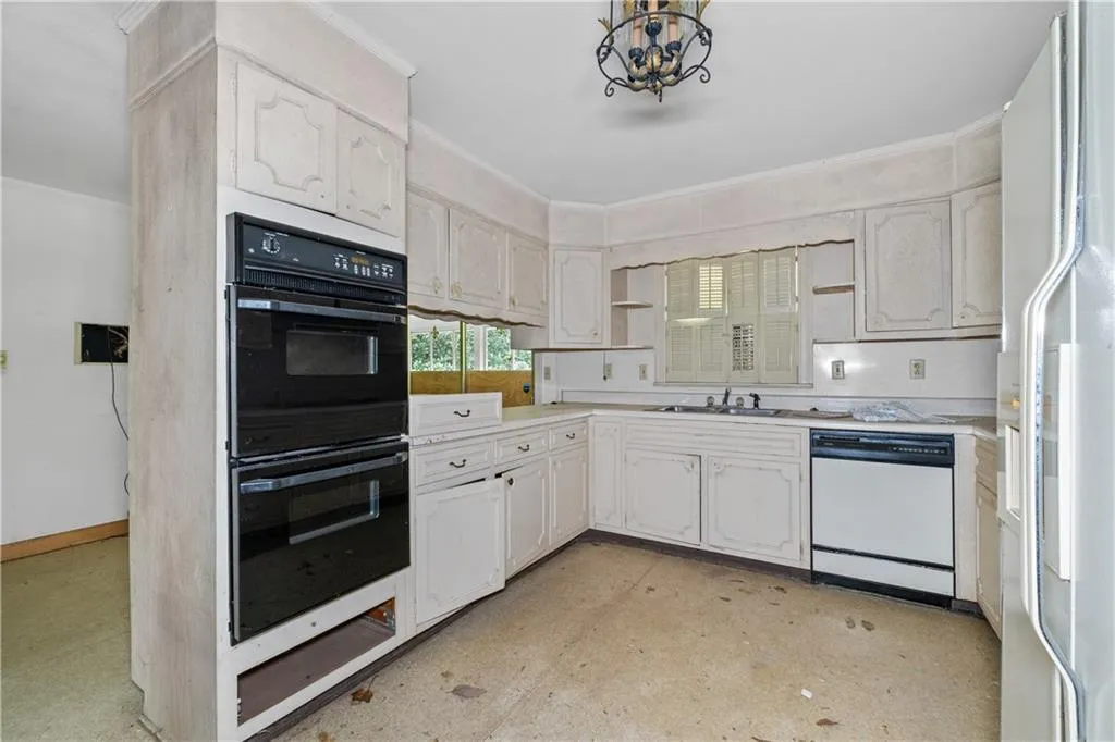 5820 Riverside Drive, Atlanta, Georgia 30327, 4 Bedrooms Bedrooms, ,3 BathroomsBathrooms,Residential,Sold,5820 Riverside Drive,7424270