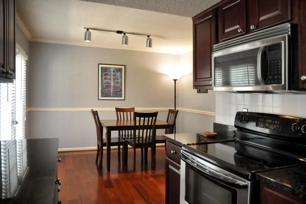 6900 Roswell Road Unit F11, Sandy Springs, Georgia 30328, 2 Bedrooms Bedrooms, ,2 BathroomsBathrooms,Residential,Sold,6900 Roswell Road Unit F11,5693106