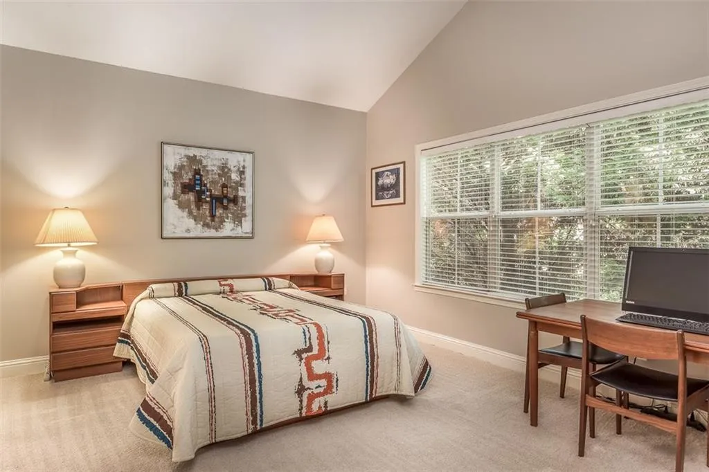 1096 Glenridge Place, Sandy Springs, Georgia 30342, 2 Bedrooms Bedrooms, ,2 BathroomsBathrooms,Residential,Sold,1096 Glenridge Place,6063232