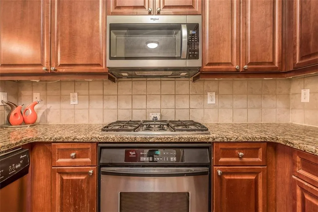 1096 Glenridge Place, Sandy Springs, Georgia 30342, 2 Bedrooms Bedrooms, ,2 BathroomsBathrooms,Residential,Sold,1096 Glenridge Place,6063232