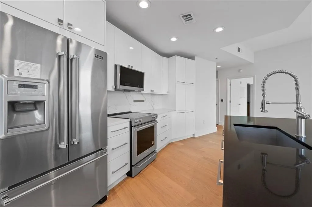 1080 Peachtree Street Unit 1703, Atlanta, Georgia 30309, 2 Bedrooms Bedrooms, ,2 BathroomsBathrooms,Residential,For Sale,1080 Peachtree Street Unit 1703,7664972