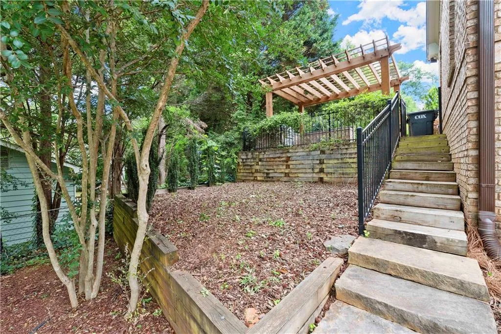 86 W Belle Isle Road, Atlanta, Georgia 30342, 4 Bedrooms Bedrooms, ,4 BathroomsBathrooms,Residential,Sold,86 W Belle Isle Road,7062061