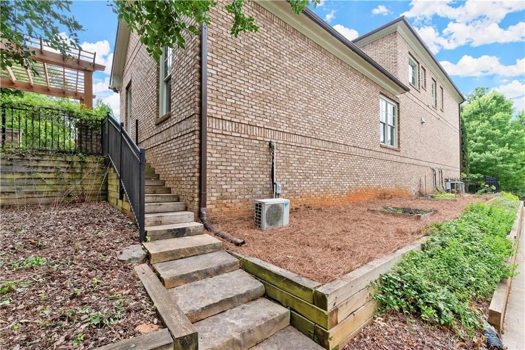86 W Belle Isle Road, Atlanta, Georgia 30342, 4 Bedrooms Bedrooms, ,4 BathroomsBathrooms,Residential,Sold,86 W Belle Isle Road,7062061