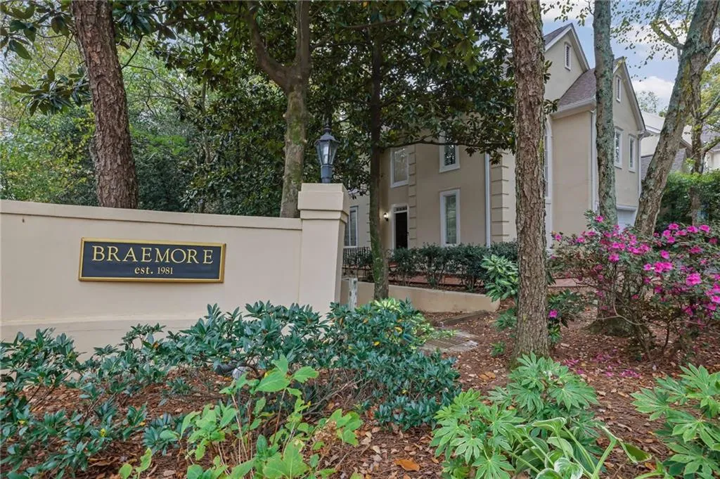 Welcome to 10 Braemore - Sandy Springs