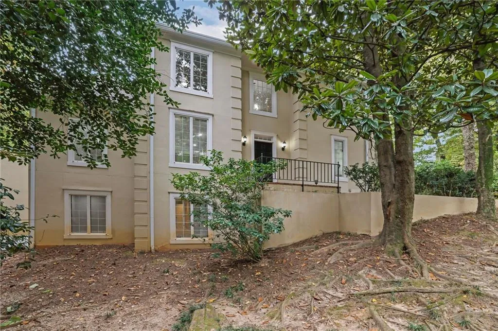 Welcome to 10 Braemore - Sandy Springs