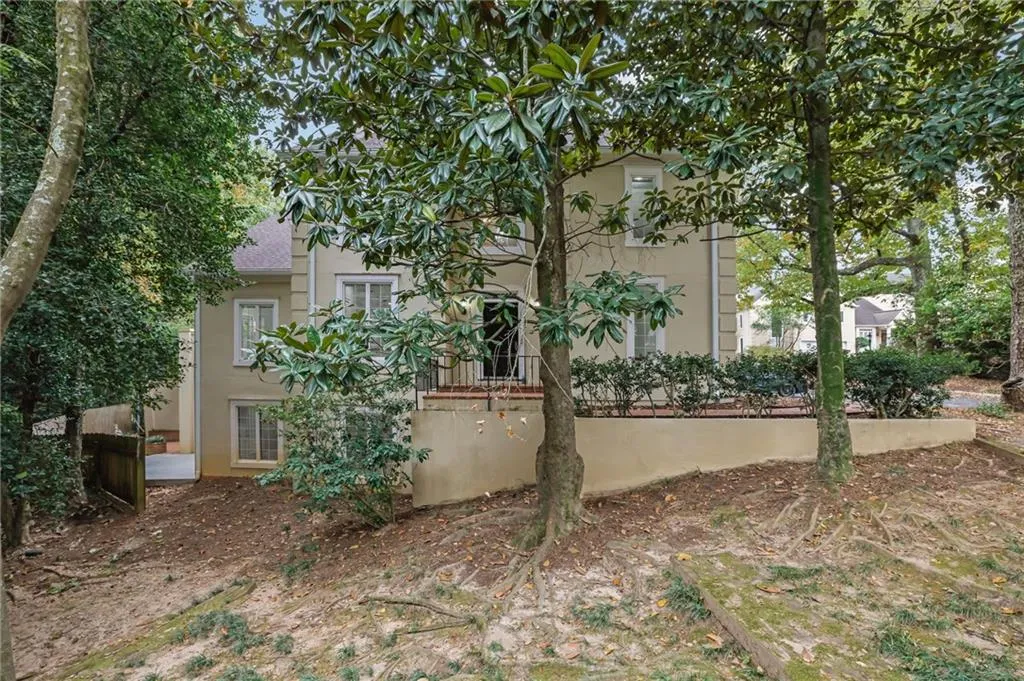 Welcome to 10 Braemore - Sandy Springs