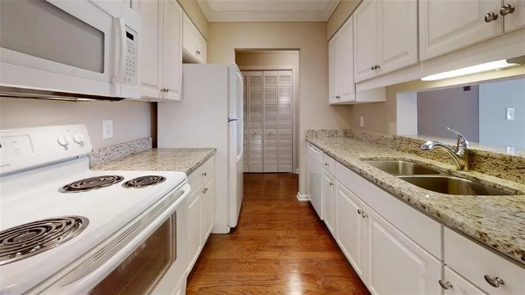 300 Johnson Ferry Road Ne Unit B712, Sandy Springs, Georgia 30328, 1 Bedroom Bedrooms, ,1 BathroomBathrooms,Residential,Sold,300 Johnson Ferry Road Ne Unit B712,7201269
