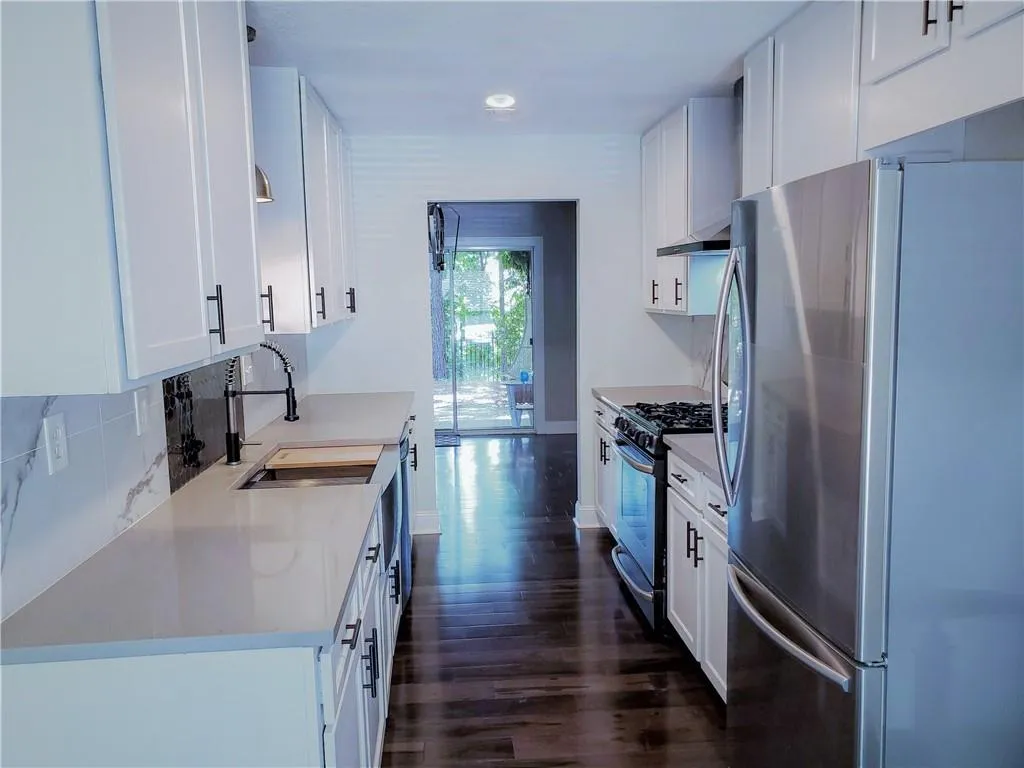 6824 Glenridge Drive Ne Unit E, Sandy Springs, Georgia 30328, 2 Bedrooms Bedrooms, ,2 BathroomsBathrooms,Residential,Sold,6824 Glenridge Drive Ne Unit E,6732000