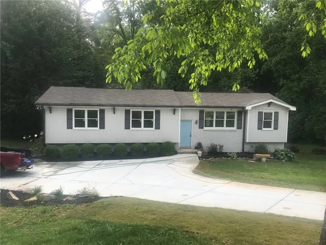 Ranch-style house featuring a front yard and circle drive