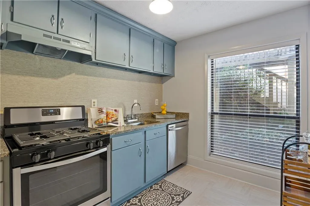 1205 Woodcliff Drive, Sandy Springs, Georgia 30350, 2 Bedrooms Bedrooms, ,2 BathroomsBathrooms,Residential,Sold,1205 Woodcliff Drive,6832494