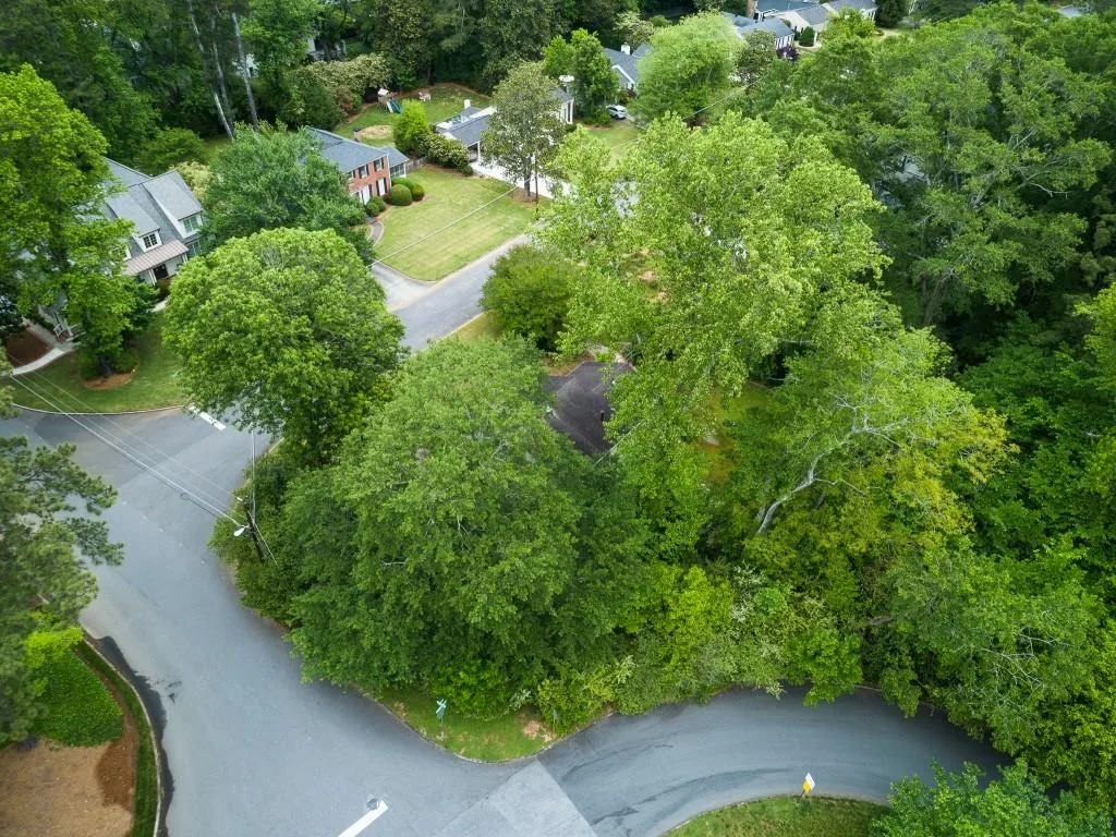 425 Old Creek Road, Atlanta, Georgia 30342, 3 Bedrooms Bedrooms, ,2 BathroomsBathrooms,Residential,Sold,425 Old Creek Road,7215420