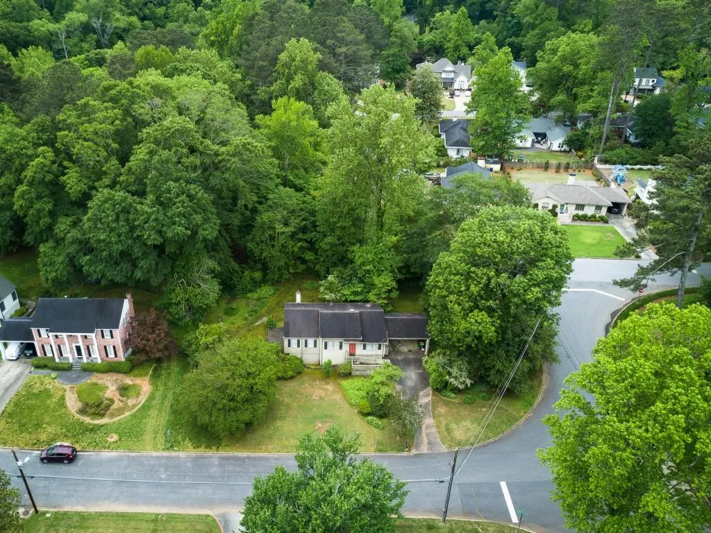 425 Old Creek Road, Atlanta, Georgia 30342, 3 Bedrooms Bedrooms, ,2 BathroomsBathrooms,Residential,Sold,425 Old Creek Road,7215420