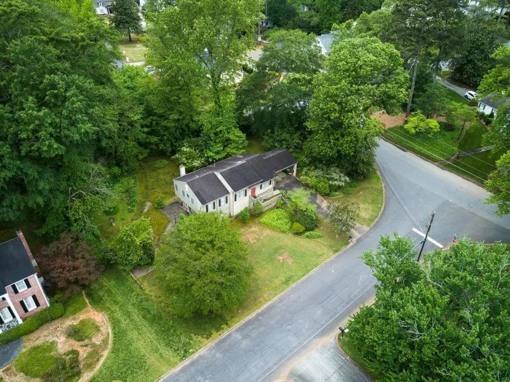 425 Old Creek Road, Atlanta, Georgia 30342, 3 Bedrooms Bedrooms, ,2 BathroomsBathrooms,Residential,Sold,425 Old Creek Road,7215420