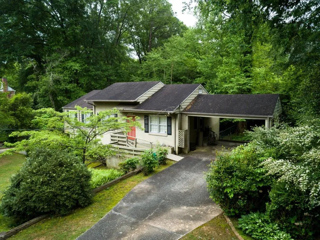 425 Old Creek Road, Atlanta, Georgia 30342, 3 Bedrooms Bedrooms, ,2 BathroomsBathrooms,Residential,Sold,425 Old Creek Road,7215420