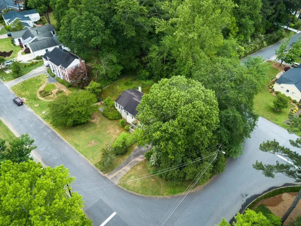 425 Old Creek Road, Atlanta, Georgia 30342, 3 Bedrooms Bedrooms, ,2 BathroomsBathrooms,Residential,Sold,425 Old Creek Road,7215420