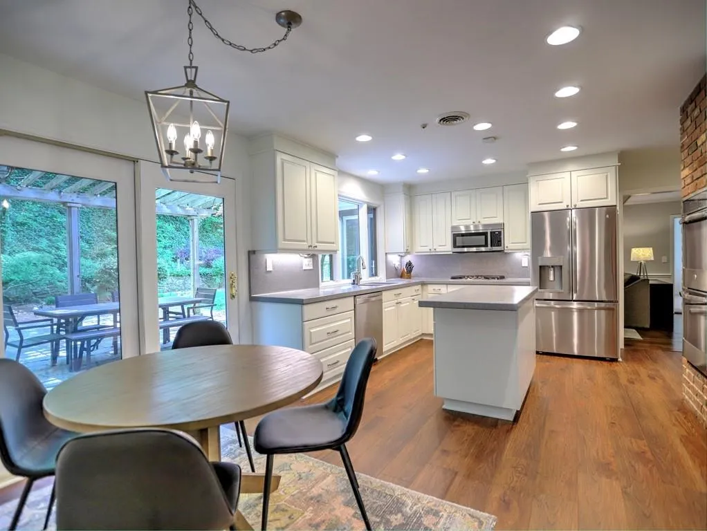 520 N Harbor Drive, Atlanta, Georgia 30328, 5 Bedrooms Bedrooms, ,3 BathroomsBathrooms,Residential,Sold,520 N Harbor Drive,6572893
