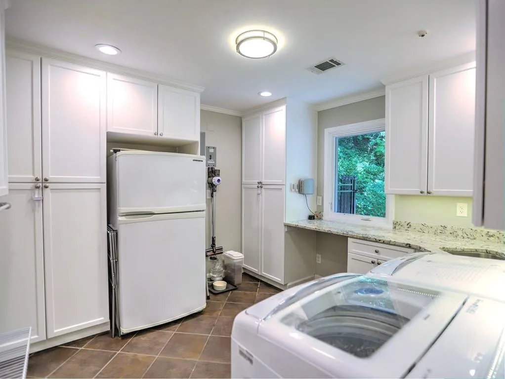 520 N Harbor Drive, Atlanta, Georgia 30328, 5 Bedrooms Bedrooms, ,3 BathroomsBathrooms,Residential,Sold,520 N Harbor Drive,6572893