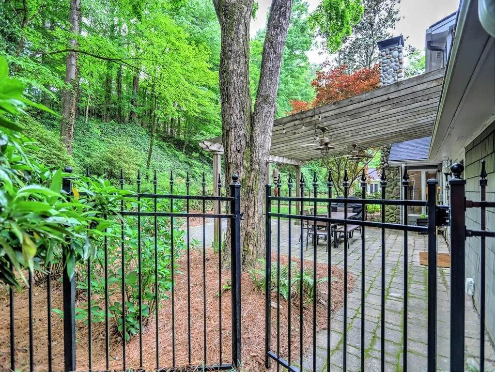 520 N Harbor Drive, Atlanta, Georgia 30328, 5 Bedrooms Bedrooms, ,3 BathroomsBathrooms,Residential,Sold,520 N Harbor Drive,6572893