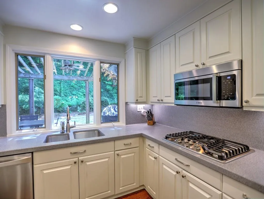 520 N Harbor Drive, Atlanta, Georgia 30328, 5 Bedrooms Bedrooms, ,3 BathroomsBathrooms,Residential,Sold,520 N Harbor Drive,6572893