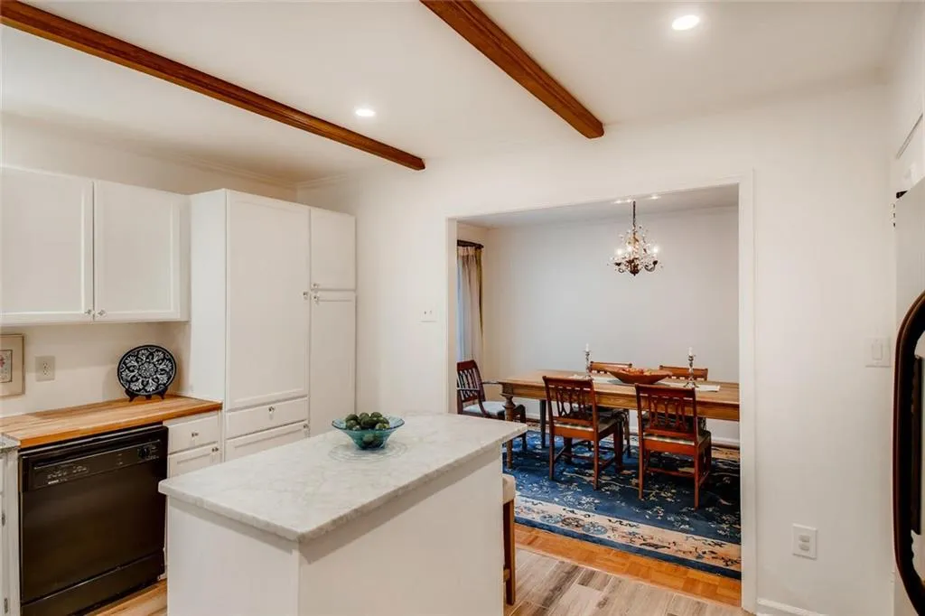 5400 Roswell Road Unit J5, Atlanta, Georgia 30342, 2 Bedrooms Bedrooms, ,2 BathroomsBathrooms,Residential,Sold,5400 Roswell Road Unit J5,6548853