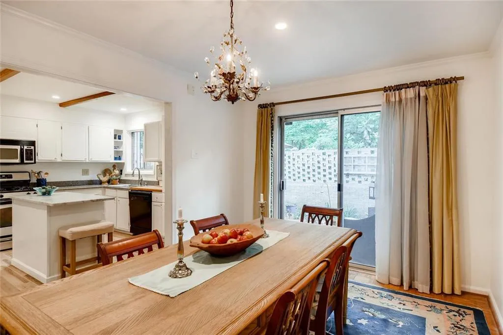 5400 Roswell Road Unit J5, Atlanta, Georgia 30342, 2 Bedrooms Bedrooms, ,2 BathroomsBathrooms,Residential,Sold,5400 Roswell Road Unit J5,6548853