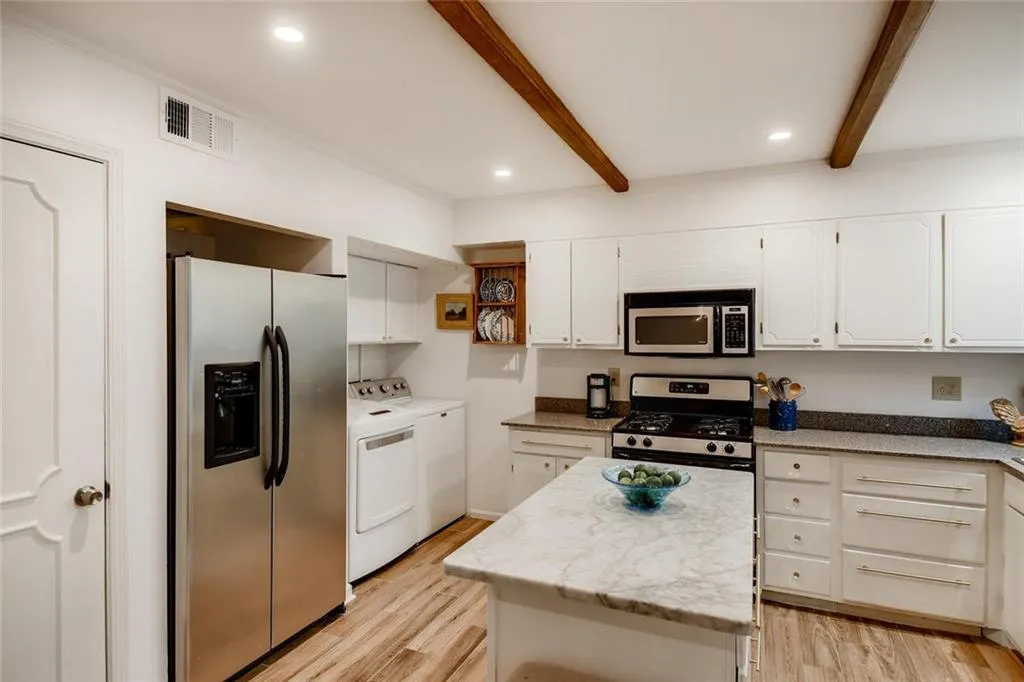 5400 Roswell Road Unit J5, Atlanta, Georgia 30342, 2 Bedrooms Bedrooms, ,2 BathroomsBathrooms,Residential,Sold,5400 Roswell Road Unit J5,6548853