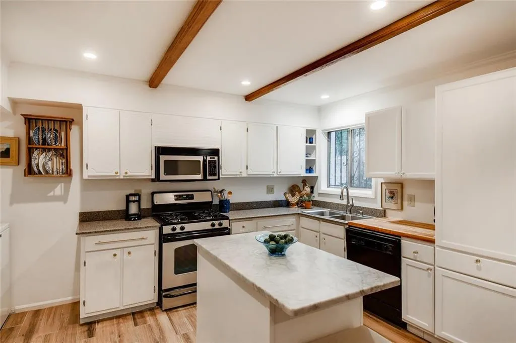 5400 Roswell Road Unit J5, Atlanta, Georgia 30342, 2 Bedrooms Bedrooms, ,2 BathroomsBathrooms,Residential,Sold,5400 Roswell Road Unit J5,6548853