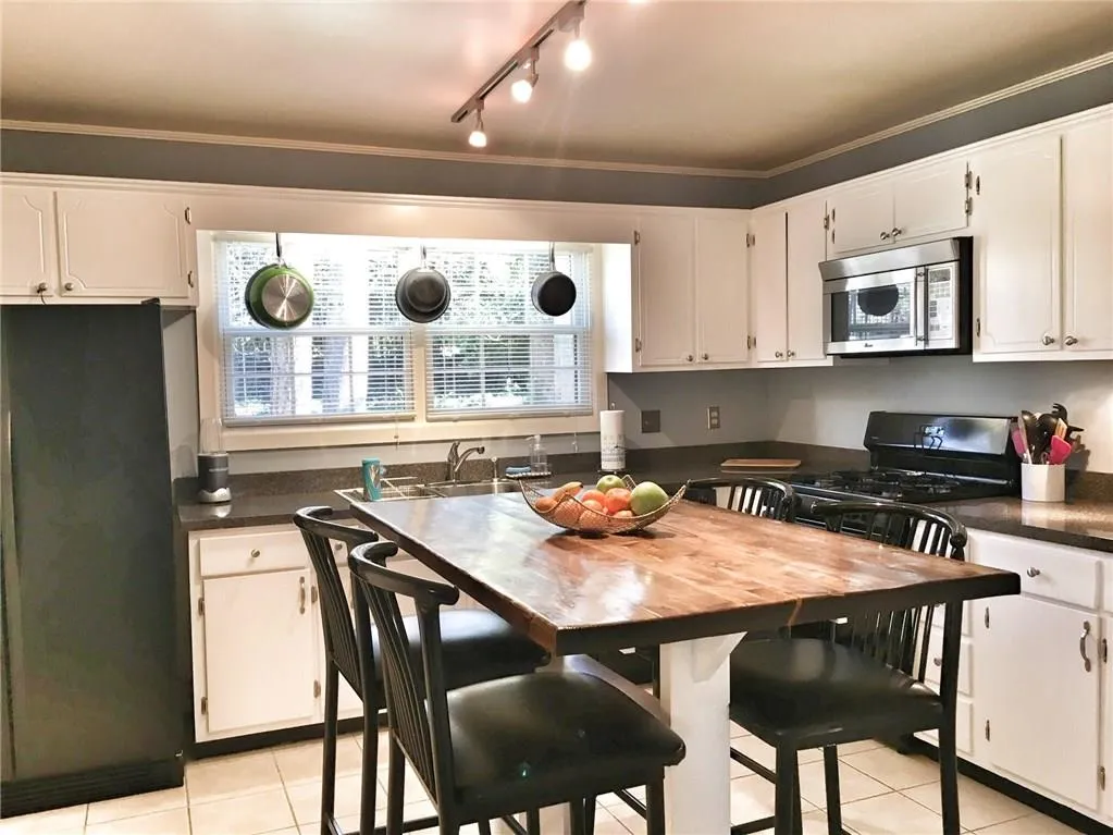 5400 Roswell Road Unit A1, Atlanta, Georgia 30342, 2 Bedrooms Bedrooms, ,1 BathroomBathrooms,Residential,Sold,5400 Roswell Road Unit A1,5822185