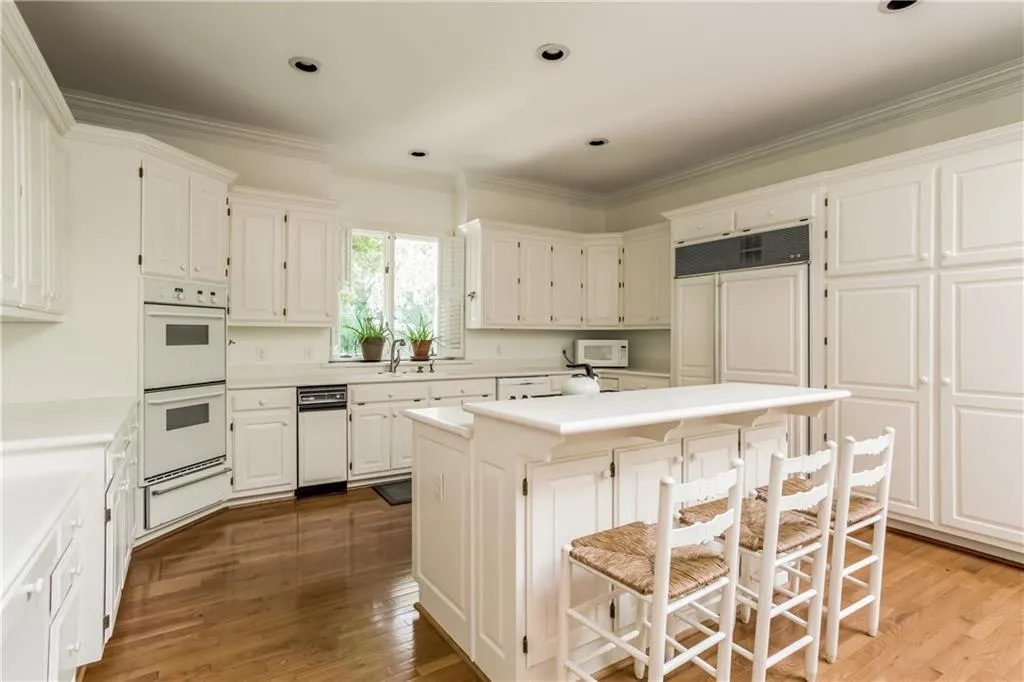 860 Marseilles Drive, Sandy Springs, Georgia 30327, 6 Bedrooms Bedrooms, ,5 BathroomsBathrooms,Residential,Sold,860 Marseilles Drive,5709737