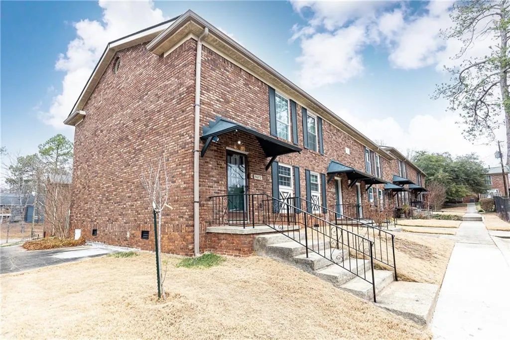 End unit provides additional surrounding greenspace.
