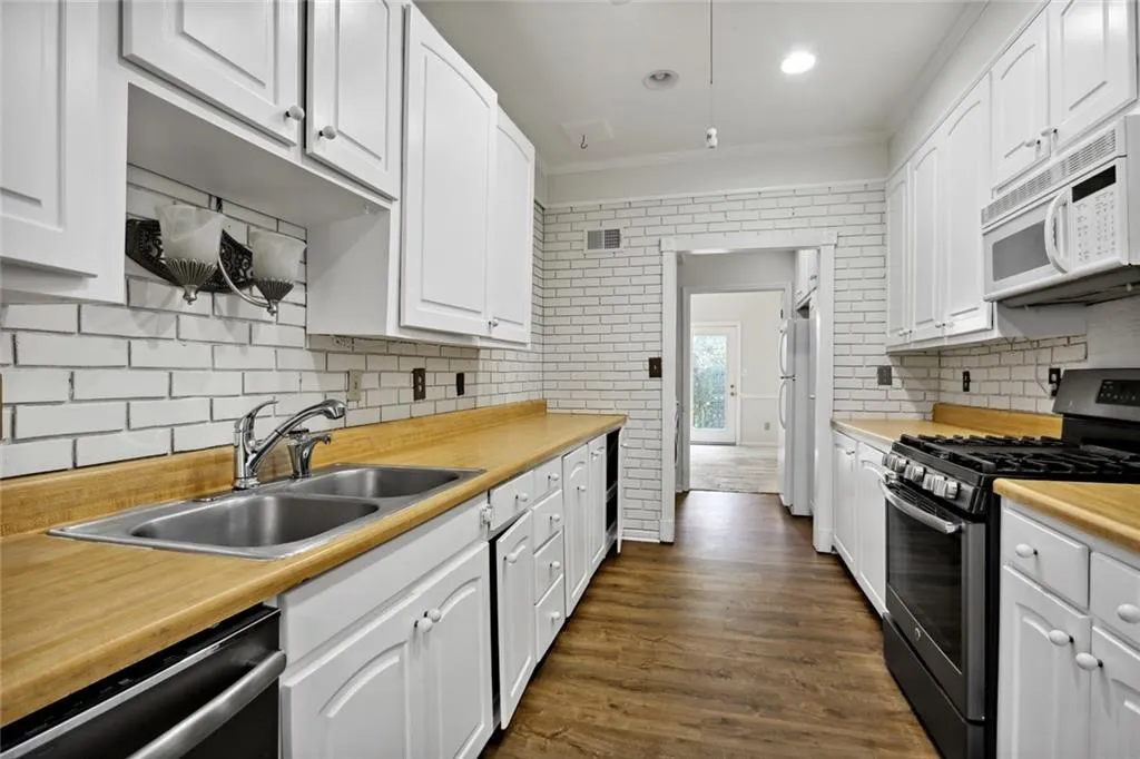 5273 Glenridge Drive, Sandy Springs, Georgia 30342, 3 Bedrooms Bedrooms, ,3 BathroomsBathrooms,Residential,Sold,5273 Glenridge Drive,7142176