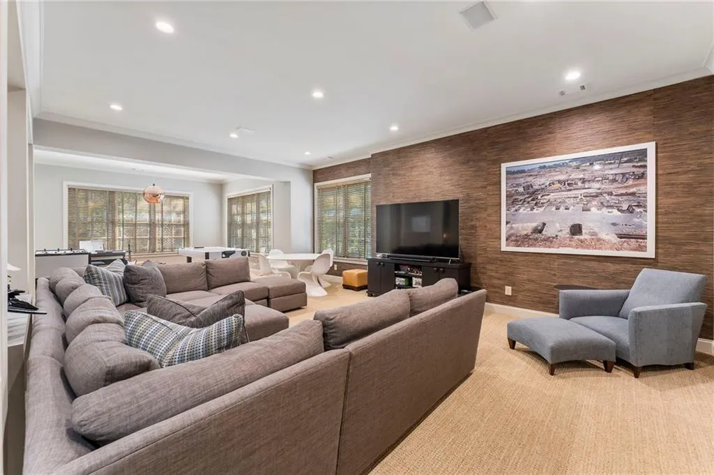 The spacious terrace level is large enough to use it in any way you like!