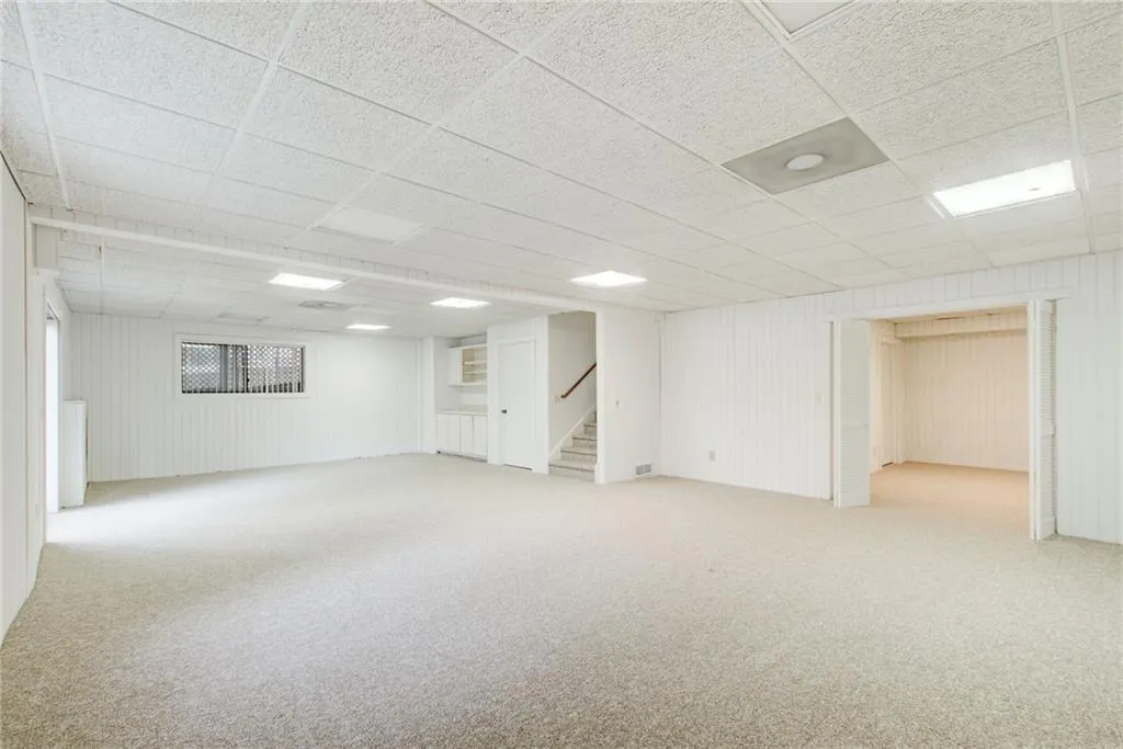 Spacious terrace level