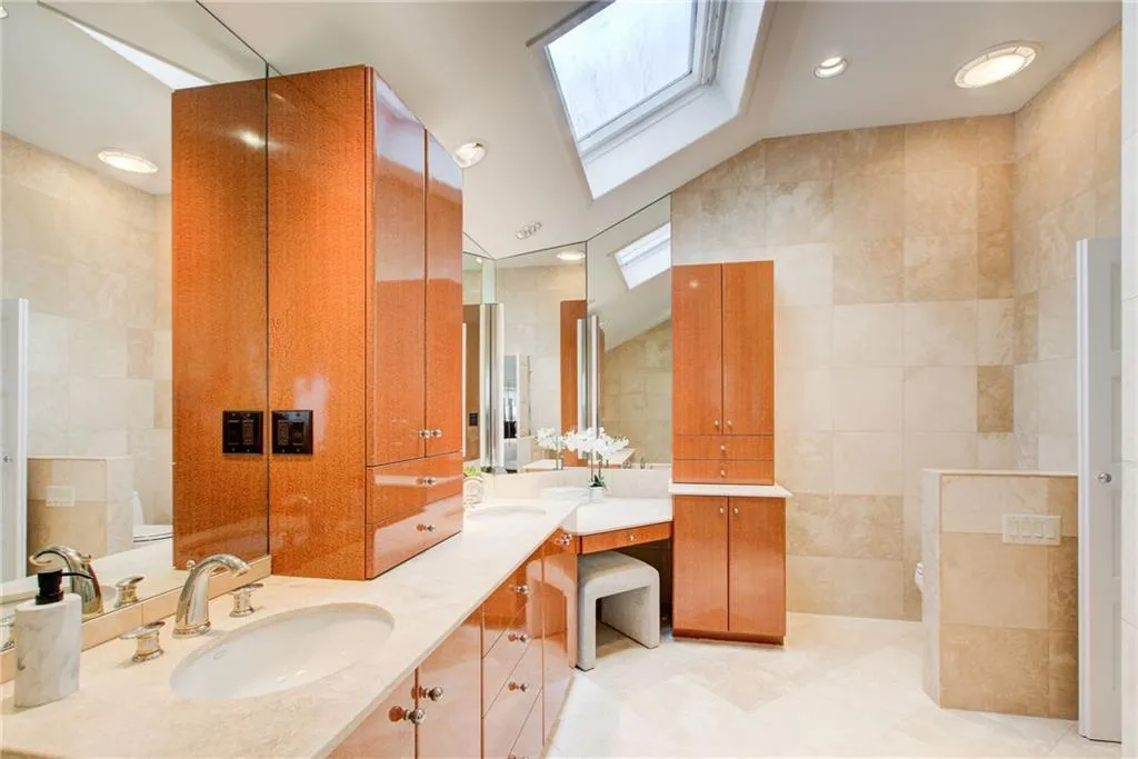 925 Ivy Falls Drive, Atlanta, Georgia 30328, 5 Bedrooms Bedrooms, ,3 BathroomsBathrooms,Residential,Sold,925 Ivy Falls Drive,7523203