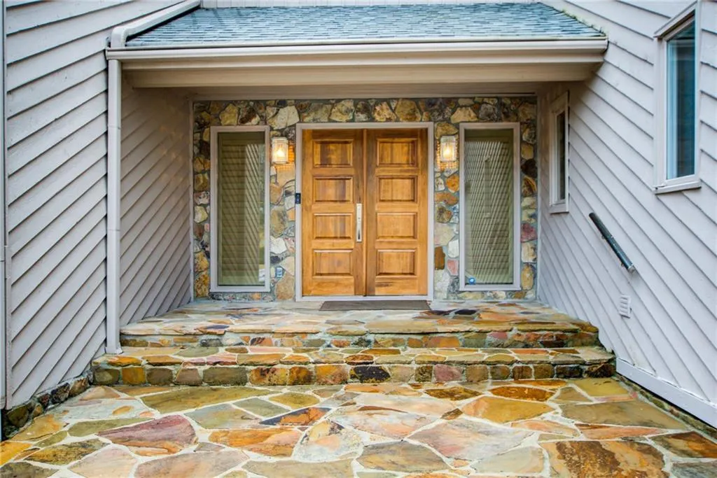 925 Ivy Falls Drive, Atlanta, Georgia 30328, 5 Bedrooms Bedrooms, ,3 BathroomsBathrooms,Residential,Sold,925 Ivy Falls Drive,7523203