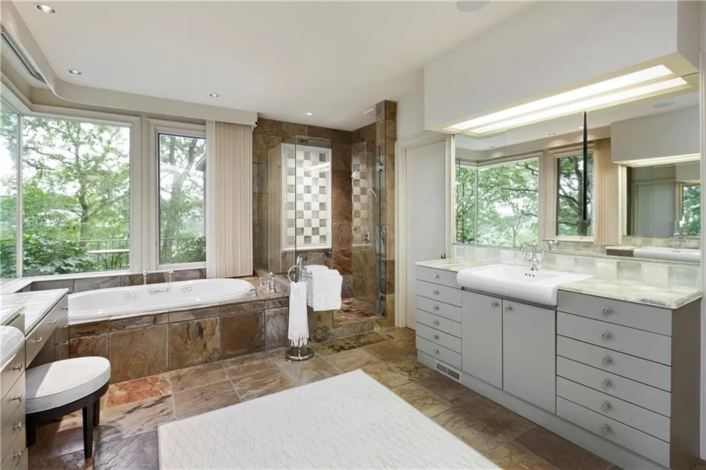 6570 Old Riverside Drive, Sandy Springs, Georgia 30328, 5 Bedrooms Bedrooms, ,6 BathroomsBathrooms,Residential,Sold,6570 Old Riverside Drive,6848983